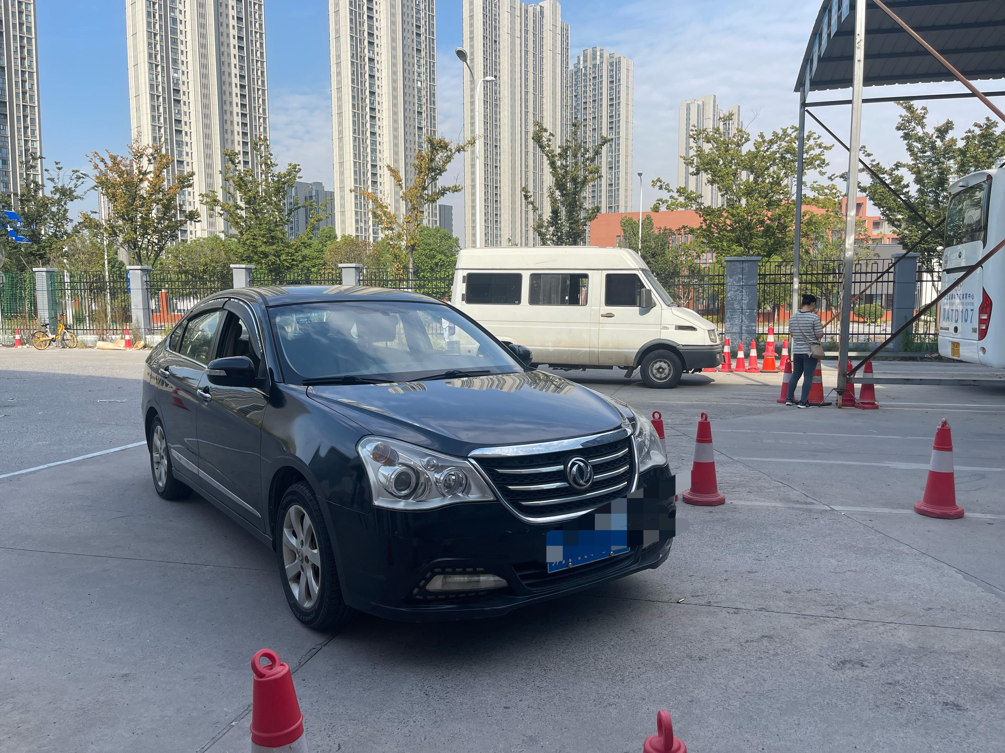 勤劳的二手车人又开启新的一天审车，审车 ，安排到位就行了坐半个小时，玩会儿手机就