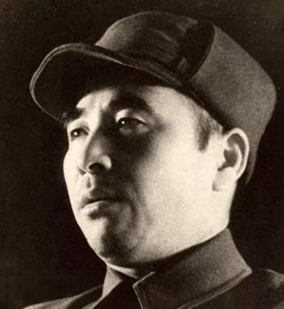 1949年他只是师长，六年后参加授衔，却意外和昔日老领导一同被授予中将军衔！
1