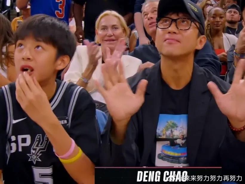 等等在邓超旁边吃爆米花6月14日NBA总决赛G5现场，邓超带着儿子等等前排观赛，