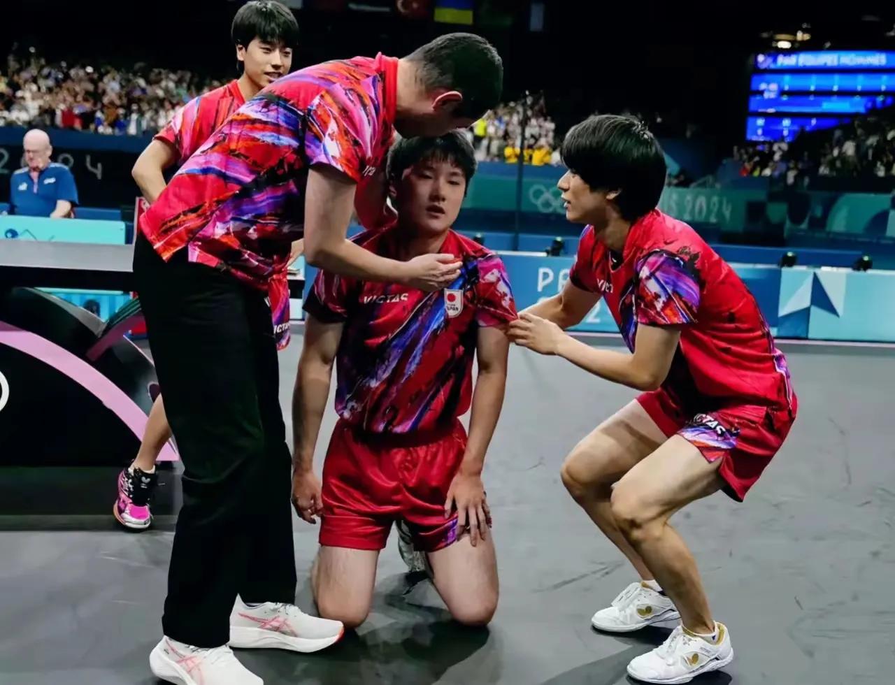 张本智和三度崩溃！日本男团在2-0领先优势之下，连丢三局输掉比赛，短短12天张本