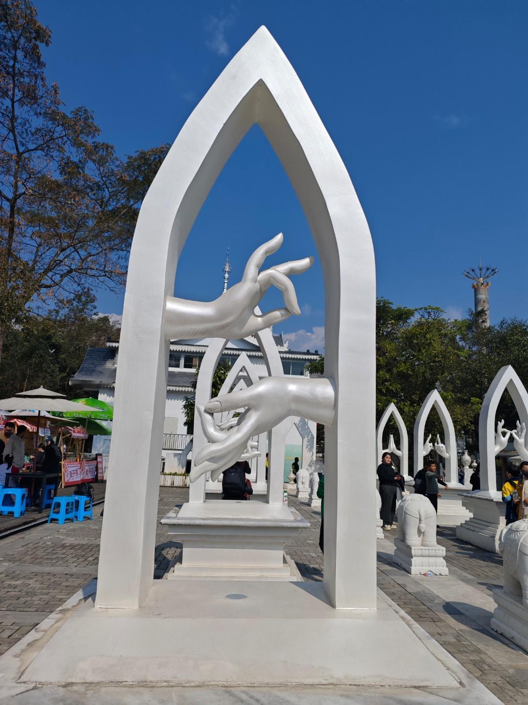 今天是郑州下的第一场雪，下的不大，但天气阴冷。没办法，出不了门，我在茶室泡上一壶