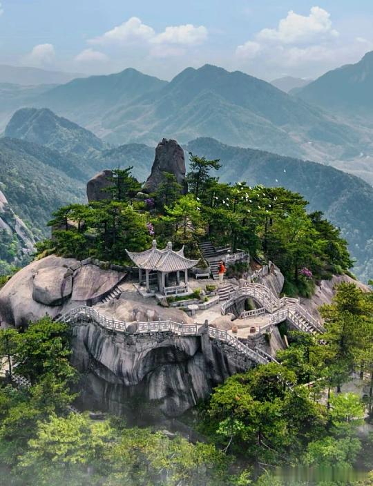 三伏天逃离高温首选安徽天柱山，实打实 20℃左右的天然清凉秘境。整片山林森林覆盖