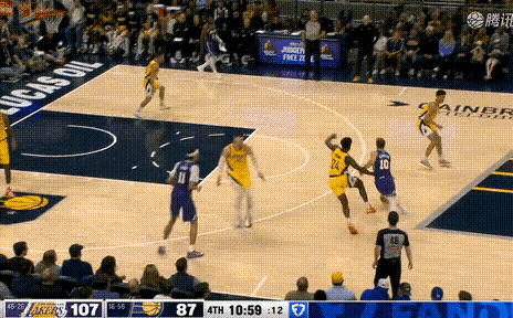 这一球，让所有湖人球迷瞬间泪目！画面里是湖人对阵步行者的第四节，比分107-87
