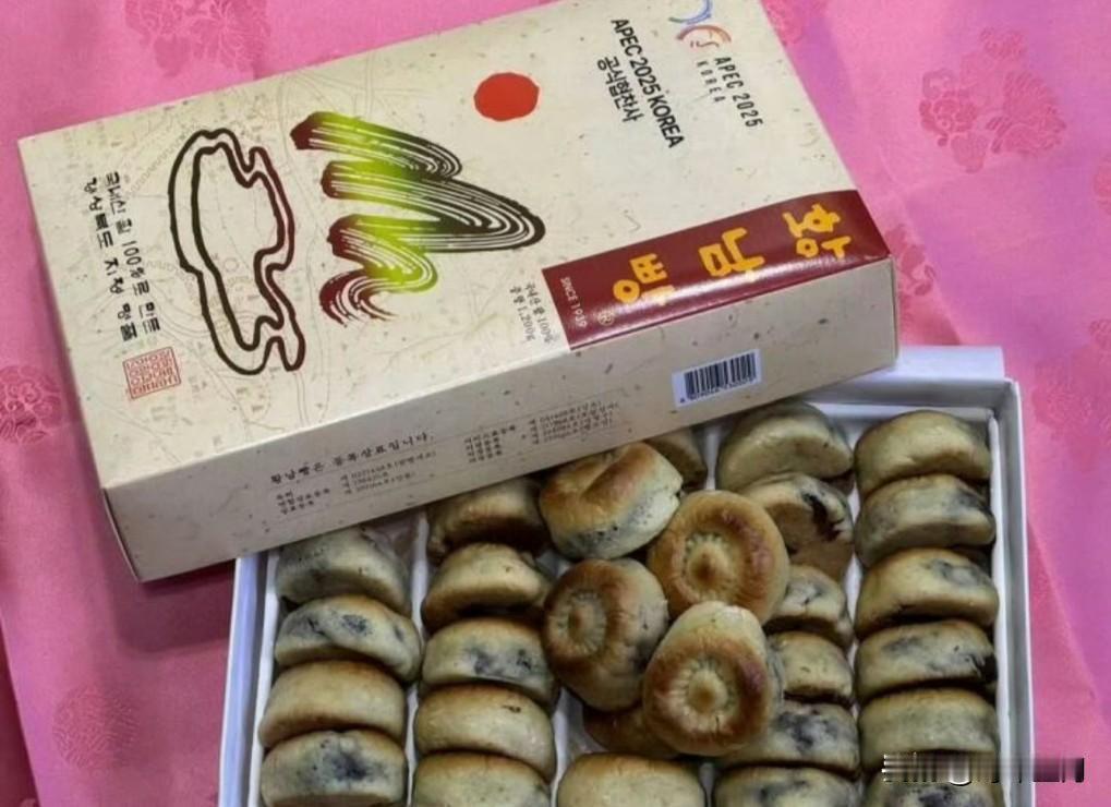 因中方赞扬韩国庆州美食黄南饼“好吃”，引发购买热潮。媒体走访看到，当地店面人潮涌