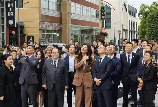 郑丽文上海体验无人机送奶茶，笑称要把美团带回台湾
 
中国国民党主席郑丽文参访上