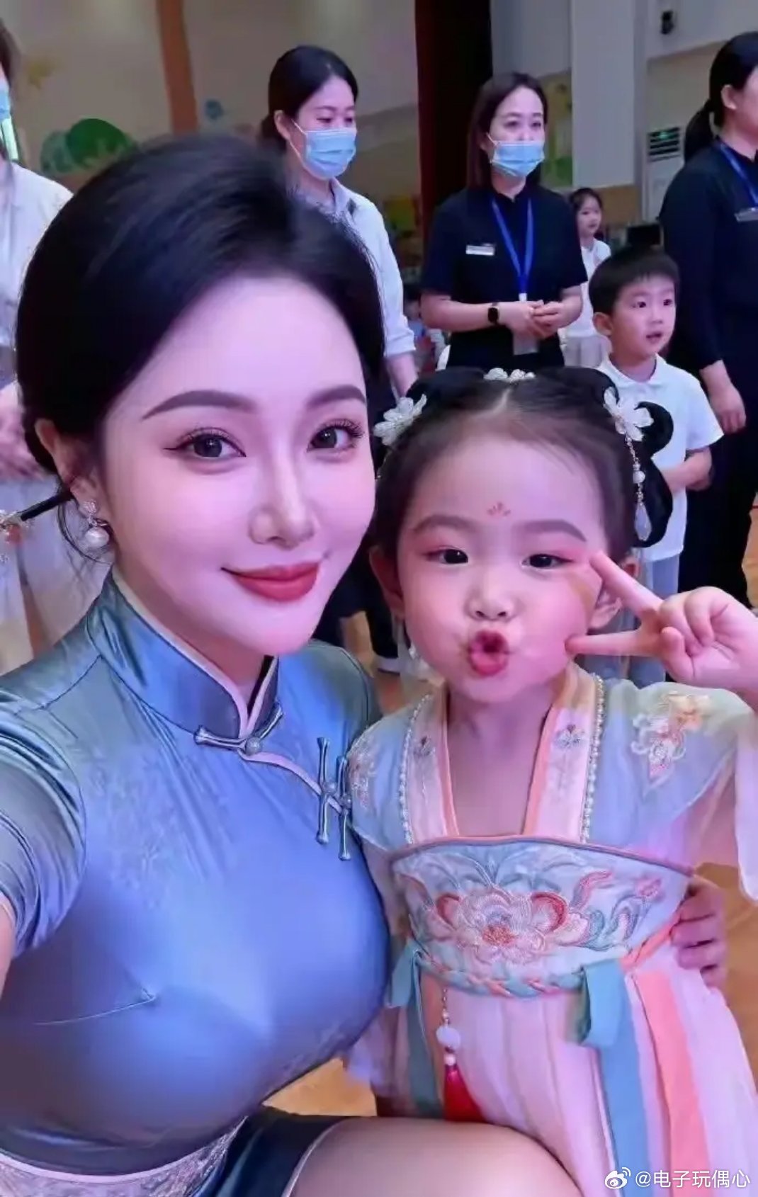 刘芳菲素颜尽显珠圆玉润，国色天香气质藏不住 