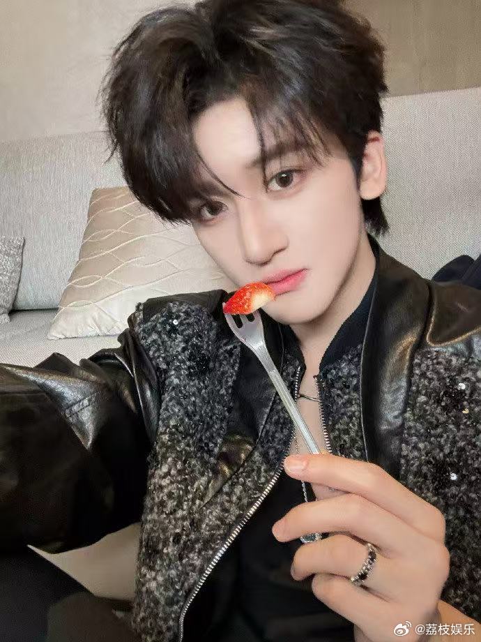 期待邓佳鑫红毯 谁能拒绝穿黑色闪钻西装的邓佳鑫，身形挺拔仪态大方，红毯上一定是最