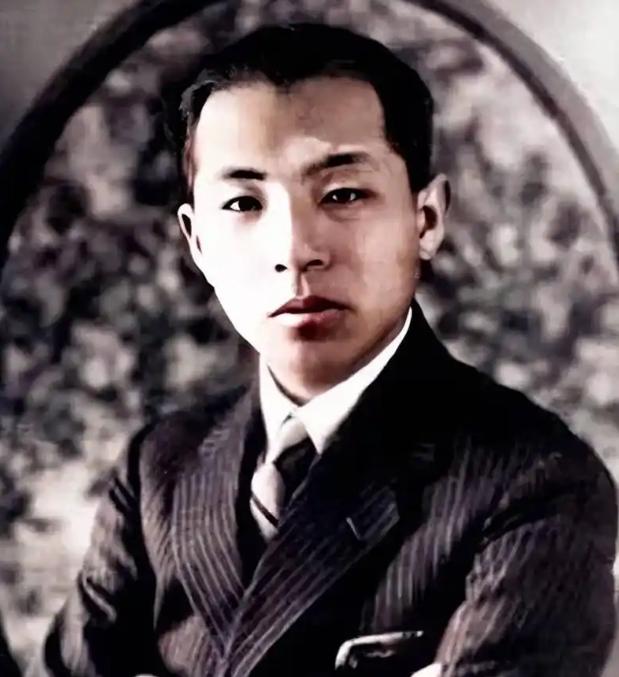 2001年，101岁的张学良在夏威夷去世。消息传回大陆，有人叫他"千古功臣"，传