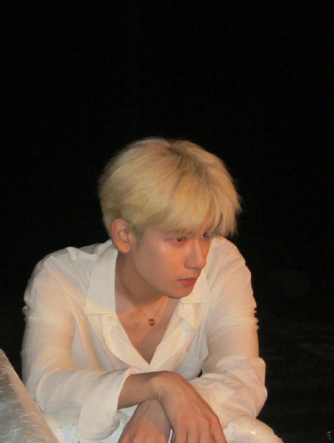 胡先煦十日终焉造型4月10日，无限流悬疑大剧《十日终焉》在青岛正式开机，胡先煦官