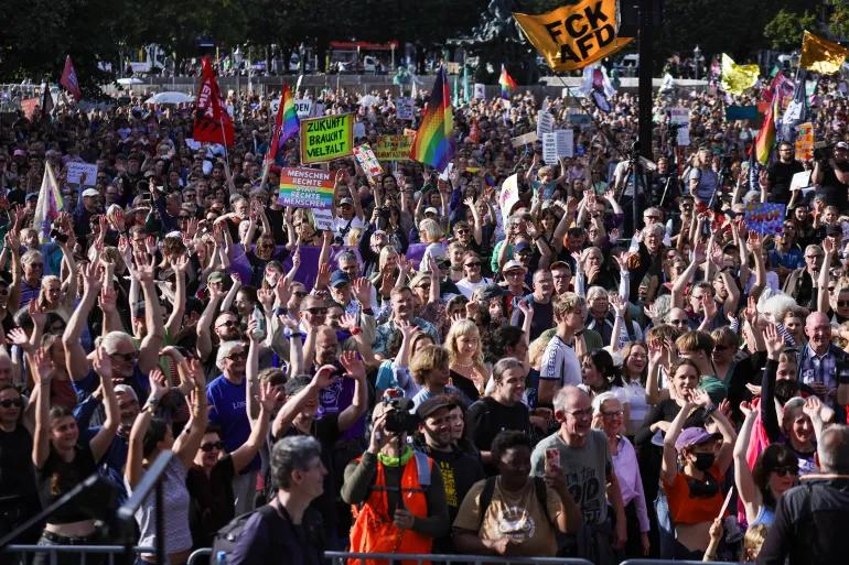 15万人大规模抗议，担心二战纳粹德国复活，反对魏德尔选择党上台。

9月12日，