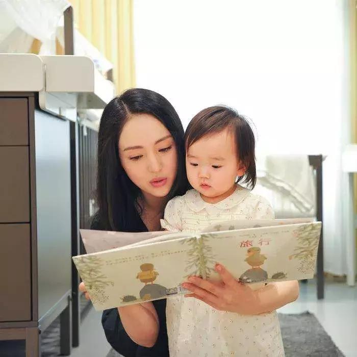 小酒窝基因好，颜值智商在线，董璇也会培养。如今的小酒窝简直就是流量的载体，大家都