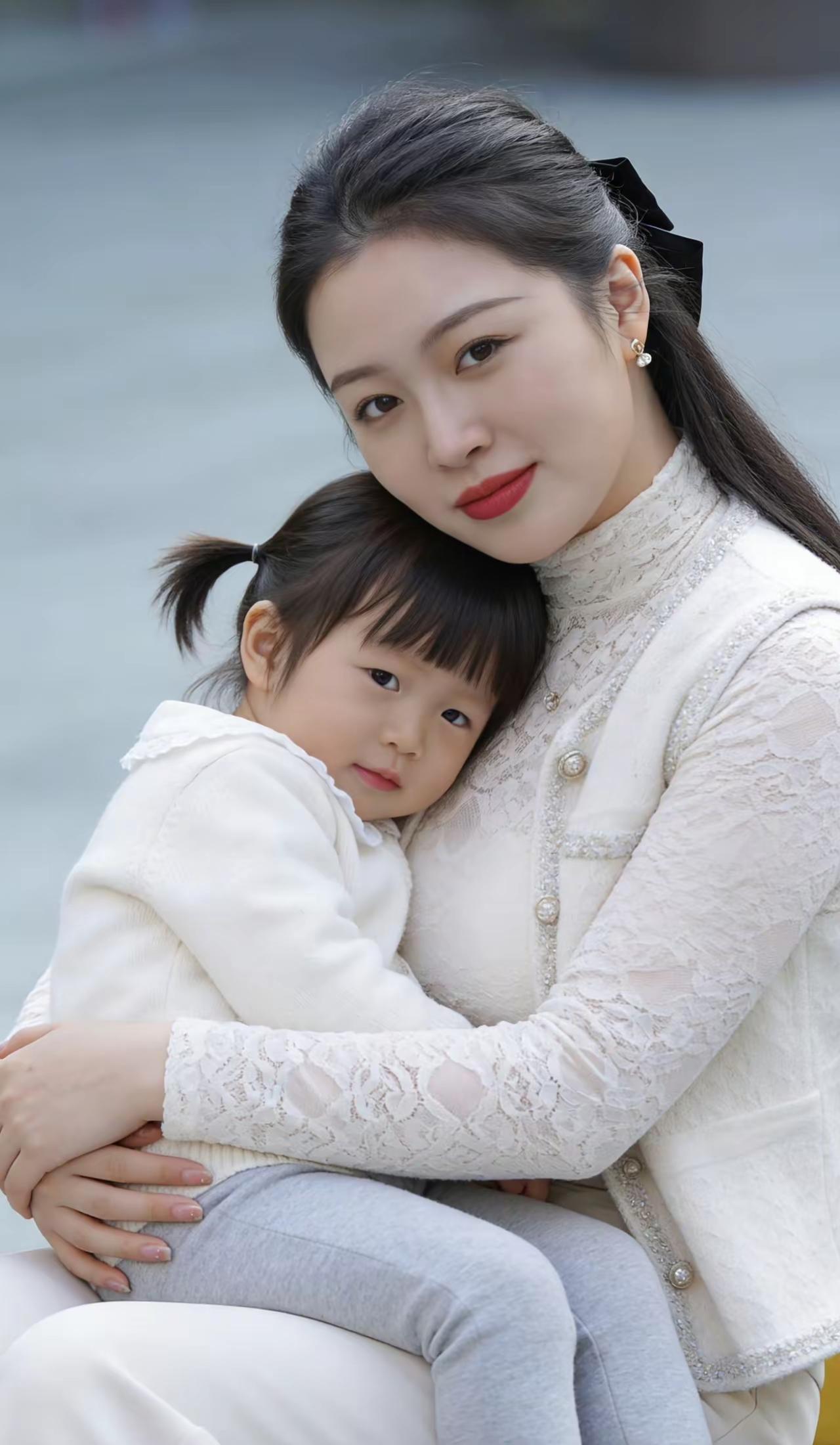姑娘好还是儿子好，这真是个永恒的话题。
过去，“传宗接代”“重男轻女”观念根深蒂