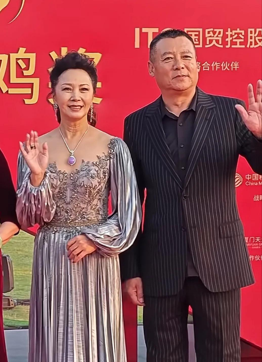 原来他们是夫妻！丁克28年仍恩爱有加
男的叫佟凡，八十年代已进入影视圈发展，演技