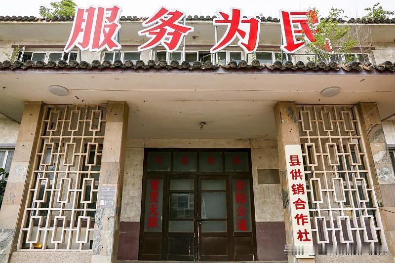 老张从县里不起眼的位置上退休了，偶尔的一个酒场，几杯下肚之后，他说了一个令他一辈
