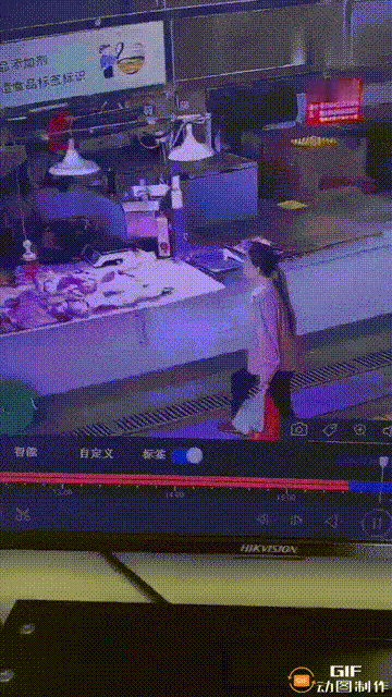小伙卖猪肉因为没顾客竞然在摊铺睡着了，此时，一女子买菜路过小伙猪肉摊，她上前假装