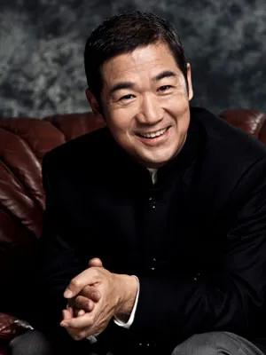 演员，张国立说，刚到北京的时候，啥都干，给歌手拍音乐电视，接到屠洪刚的一个活，给
