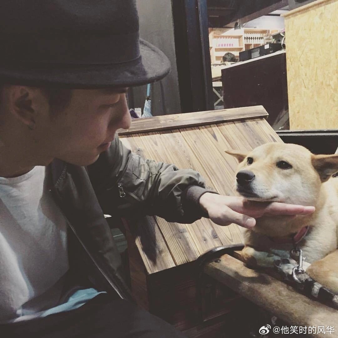 拍出许光汉的死角了没想到360度无死角的许光汉也能被拍出意外死角，全是油头造型跟