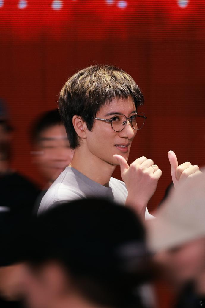 王力宏巡演期间保持身材的秘诀王力宏练出了6块腹肌 看着他清晰的六块腹肌狠狠心动，