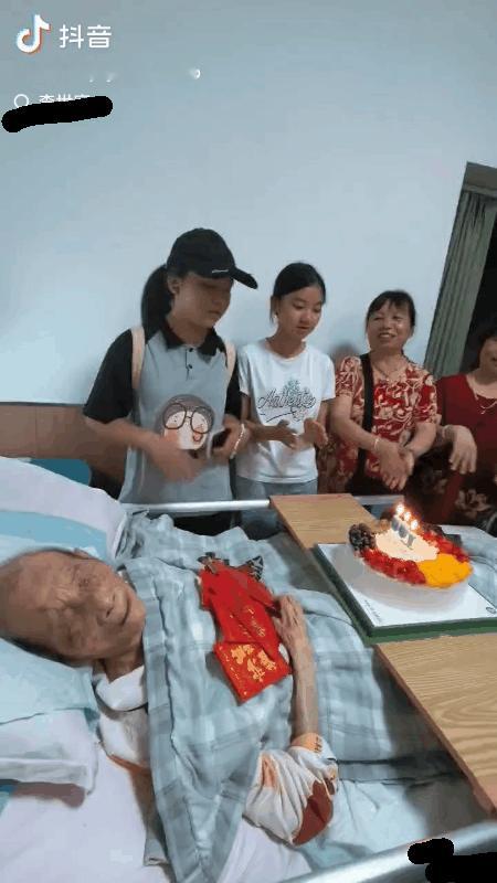 这样的生日有意义吗？
一个老人躺在医院的病床上，鼻子上还插着吸氧管，看样子已经病