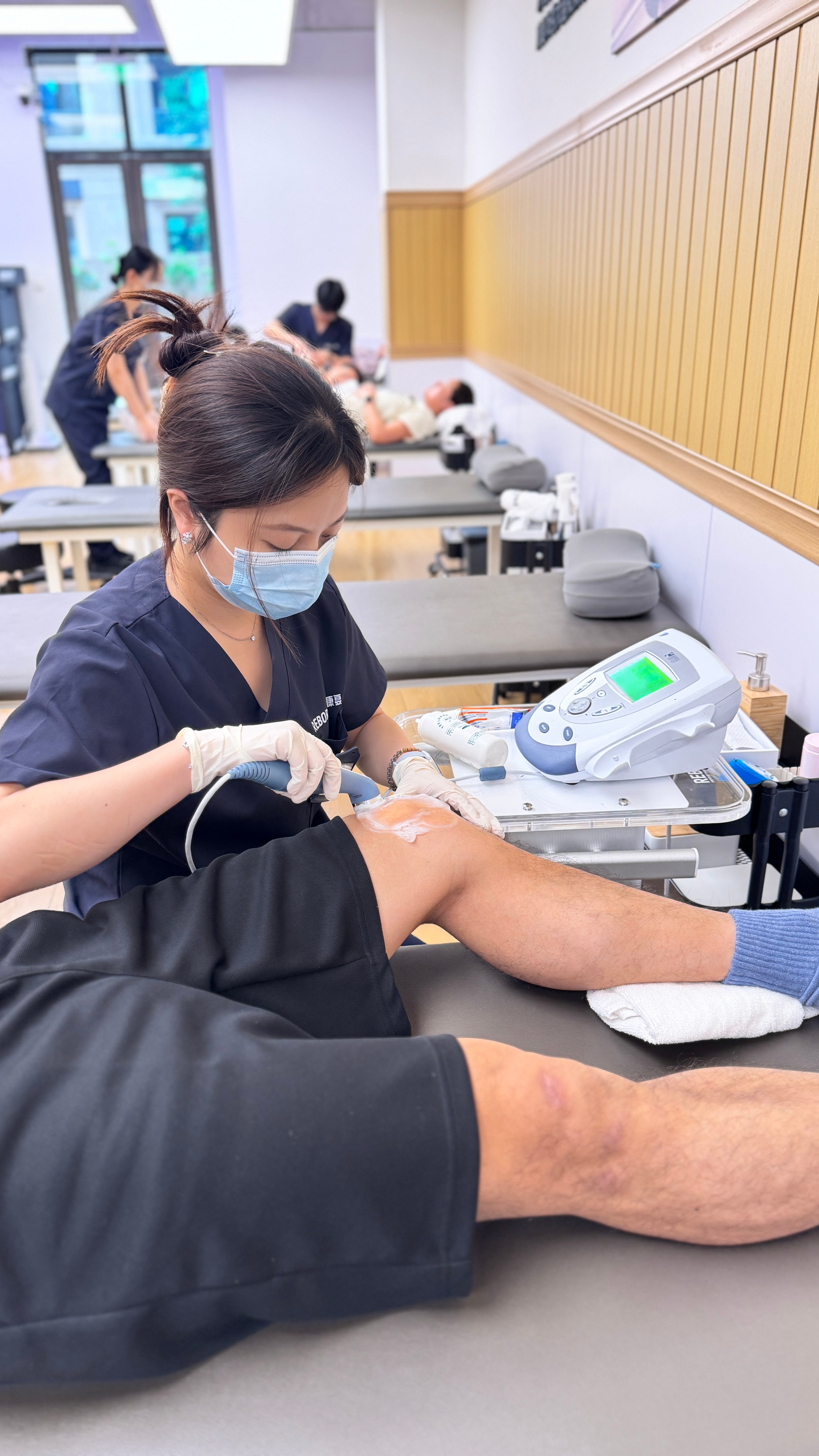 锐博康复打卡 ——杭州店的理疗治疗进行中——超声波可以深入软组织升温，改善局部血