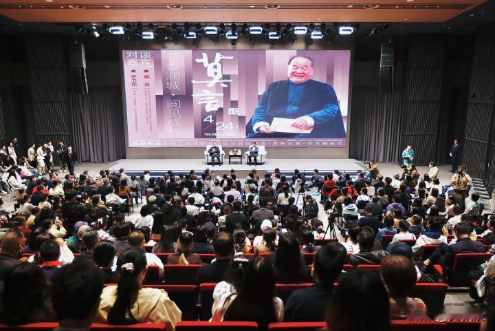 莫言太受欢迎了
现场爆满，深受高等学府喜爱👏🏻
现场爆满，很多人早早赶来蹲点