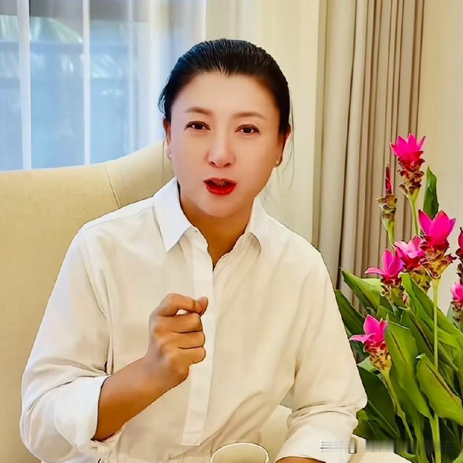 闫学晶这些时间不炫富了也不直播了，她化身为人生导师，每天在自己的社交帐号上发一些