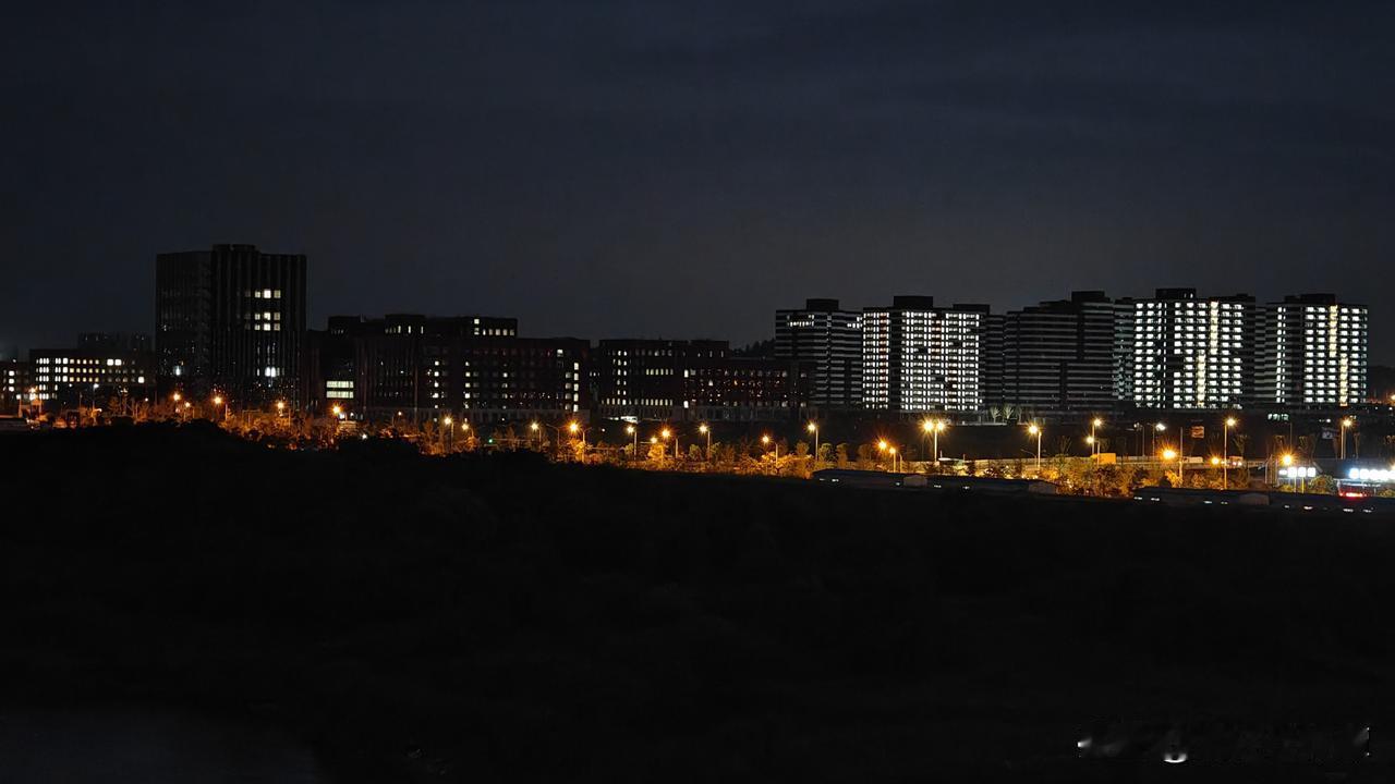 壮观！长沙大王山湘江科学城夜景真美！
作为湖南重点打造的王牌核心区，目前湘江科学