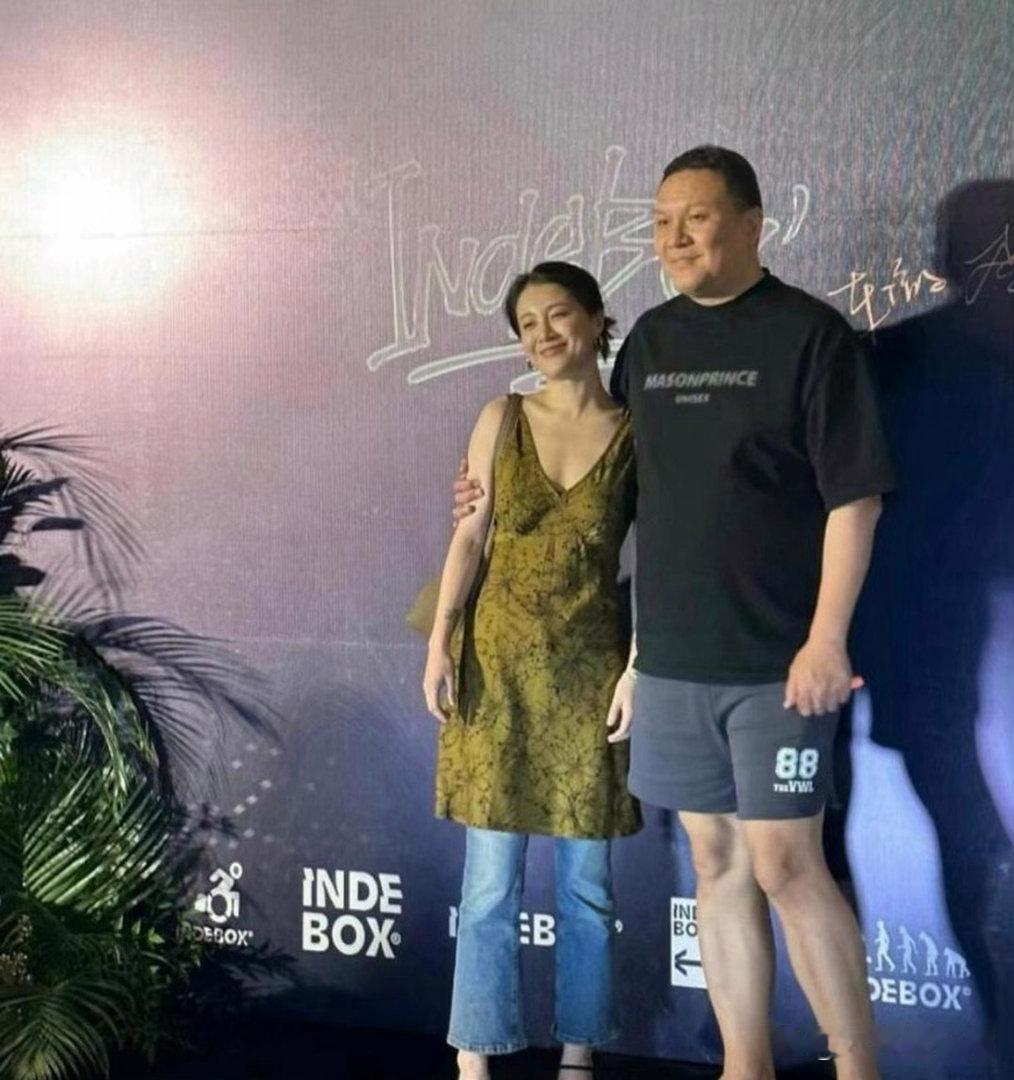 事实证明，头发放下来更好看 