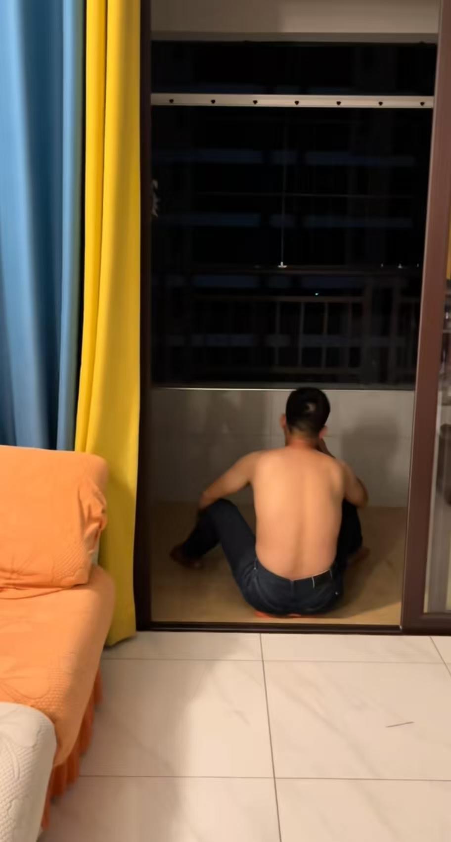 半夜起来上厕所发现负债的老公不在身边，一下子心跳的厉害，就赶紧出来看看，都凌晨一