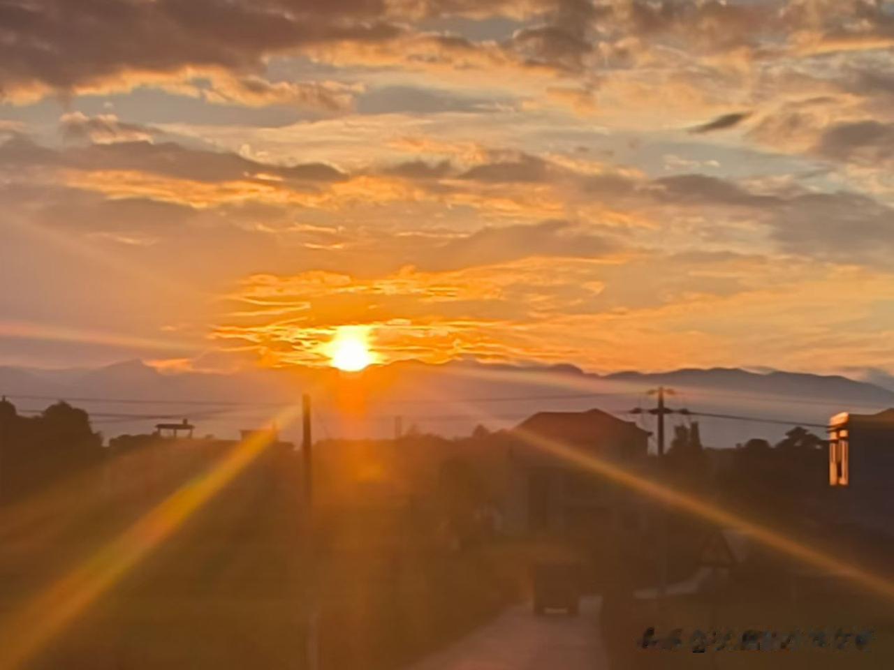 来，用一句诗词来形容落日余晖。
我先来：夕阳无限好，何须近黄昏！🤗
