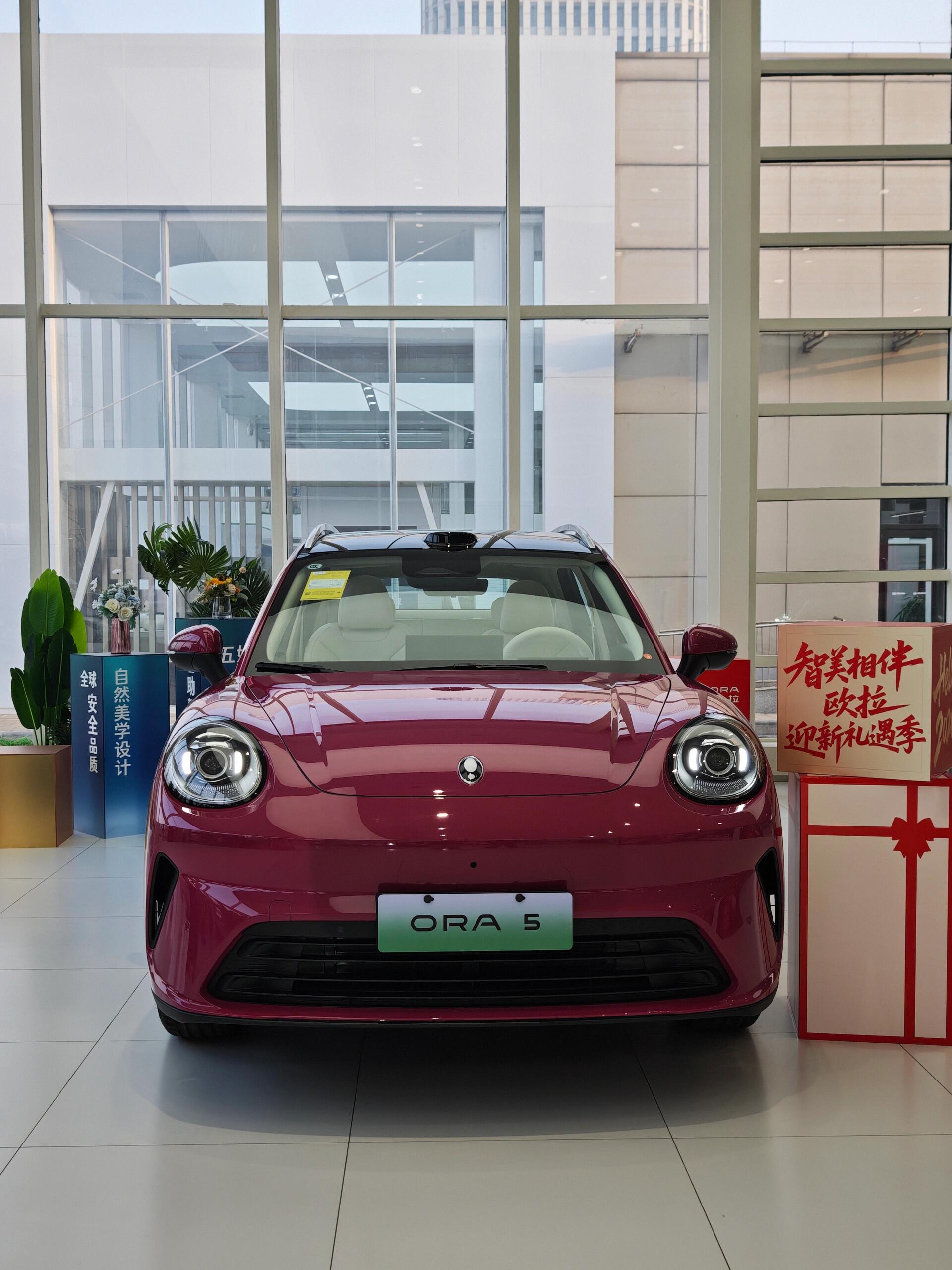 方向盘特别轻巧，转弯停车一点不费劲，在市区车流里穿梭特别灵活，对新手司机真的太友