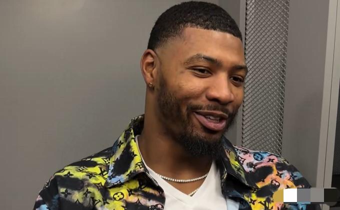 斯玛特笑着谈起詹姆斯，话里全是藏不住的佩服：

“当时第四节都落后15分了。”