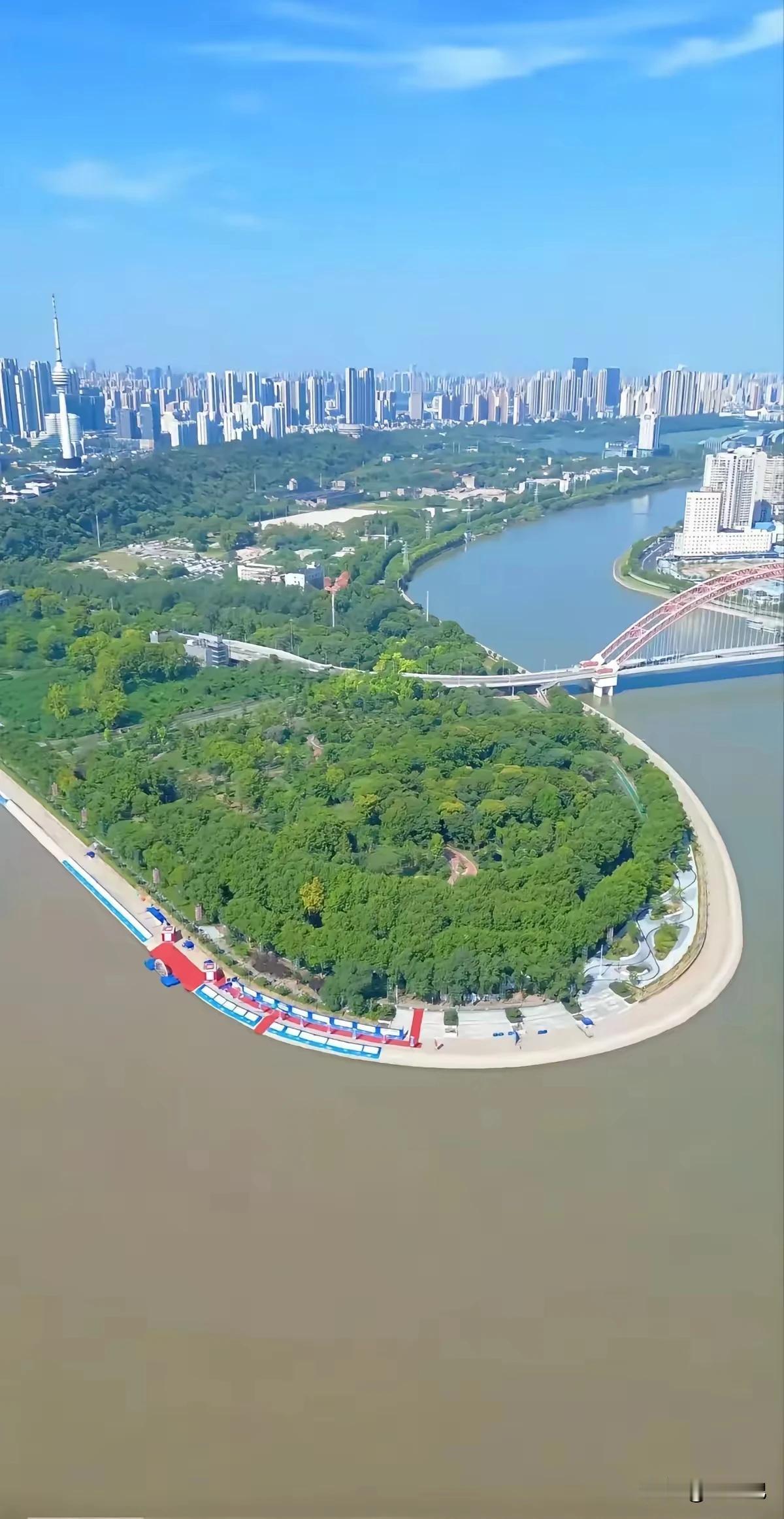 比一比，瞧一瞧，才知道还是武汉人高明。同样是两江交汇，同样是风水宝地，武汉人似乎
