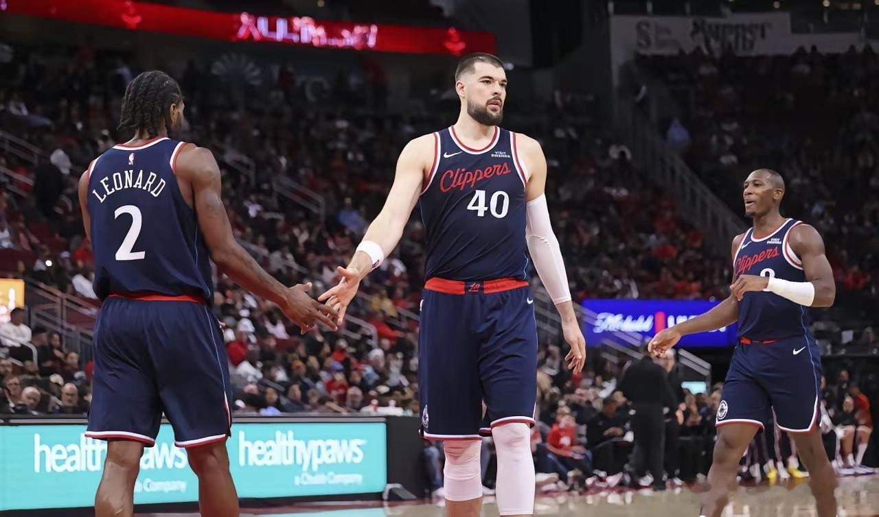 快船111-123负于尼克斯，谈三点看法。1、泰伦卢暂停时机存疑。第三节还剩2分