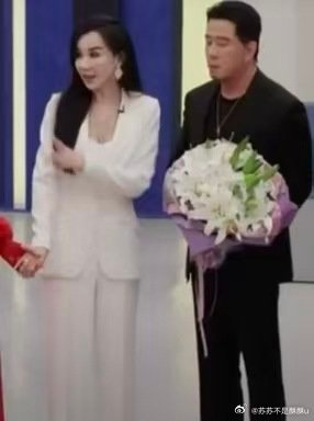 杨坤给萧蔷带了花 一束花见证深情，杨坤萧蔷友谊太动人 