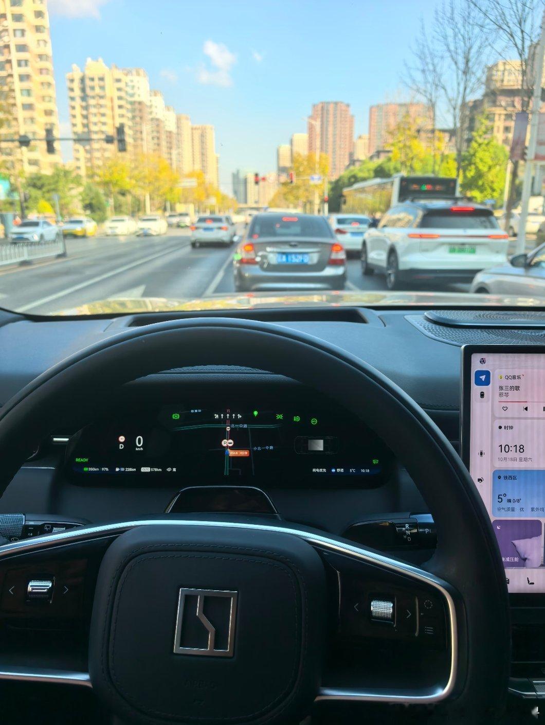一个寒冷的周末，我尝试用手机APP远程开启极氪9X的空调和座椅加热。当我随后进入