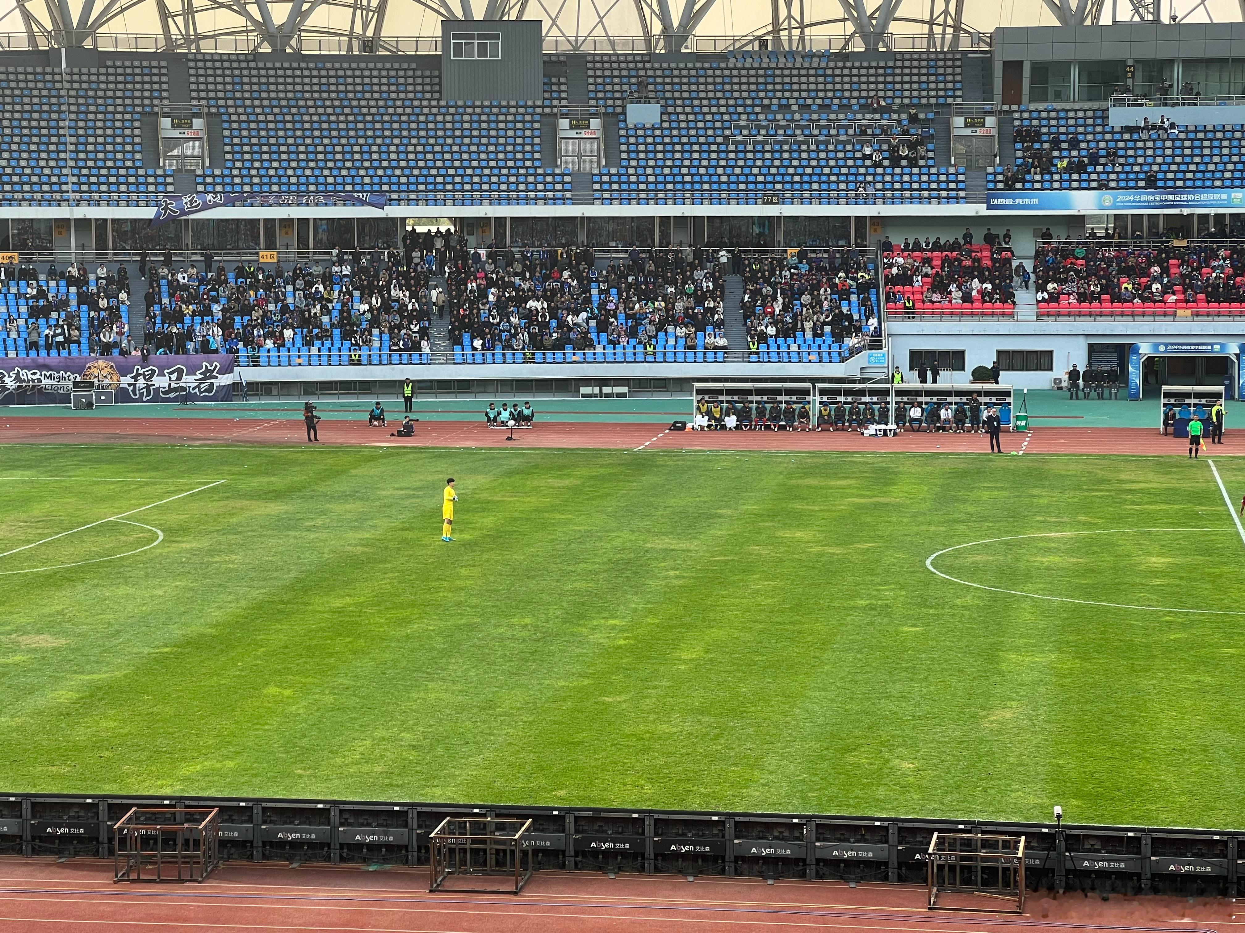 颜骏凌基本站在本方半场中间位置，沧州只要断球，球迷就喊“吊门”[笑cry]#沧州