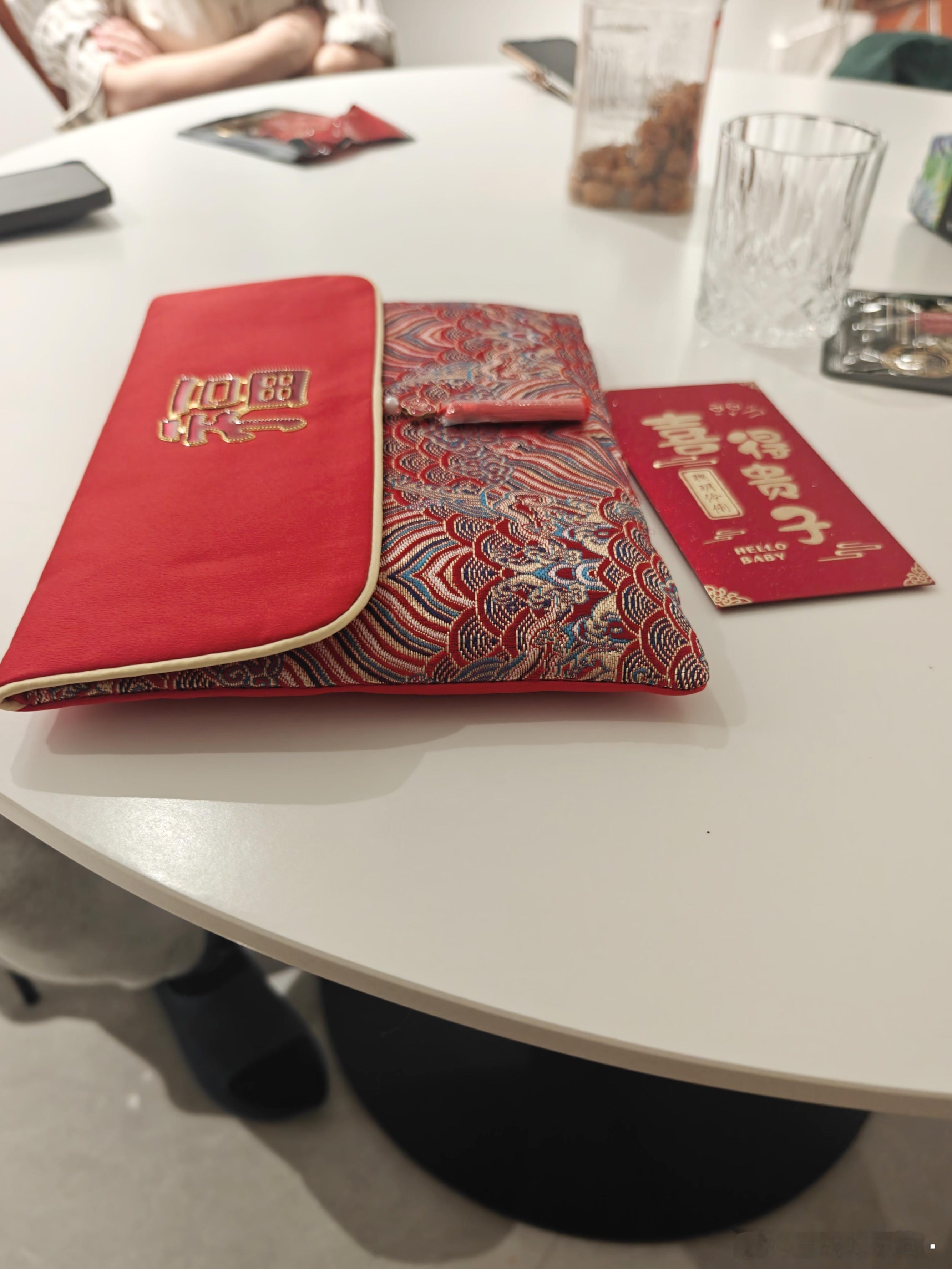前天晚上在家收了两个红包，没想到今天上班也有红包拿[憧憬][憧憬] ​​​