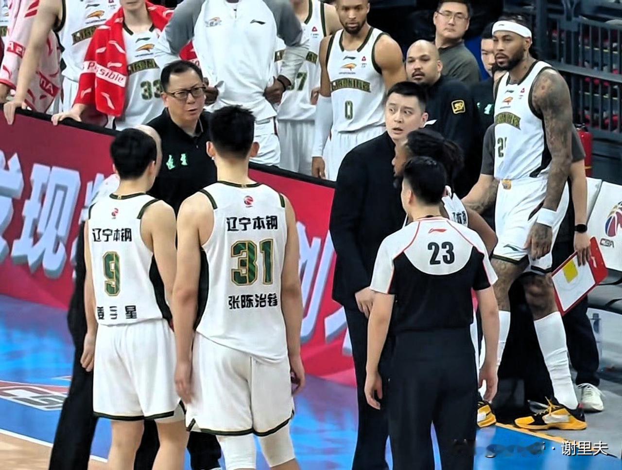 细节见真章！杨鸣在被驱逐离场前，竟然还能召集球员开会，这是什么样的职业精神，令人