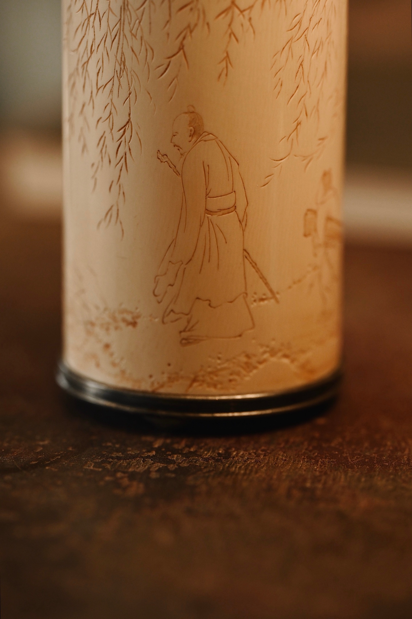 猛犸仿古x锡 | 携琴访友 茶叶罐型制简约大方，内部嵌锡坚实耐用，质感十足，外壁