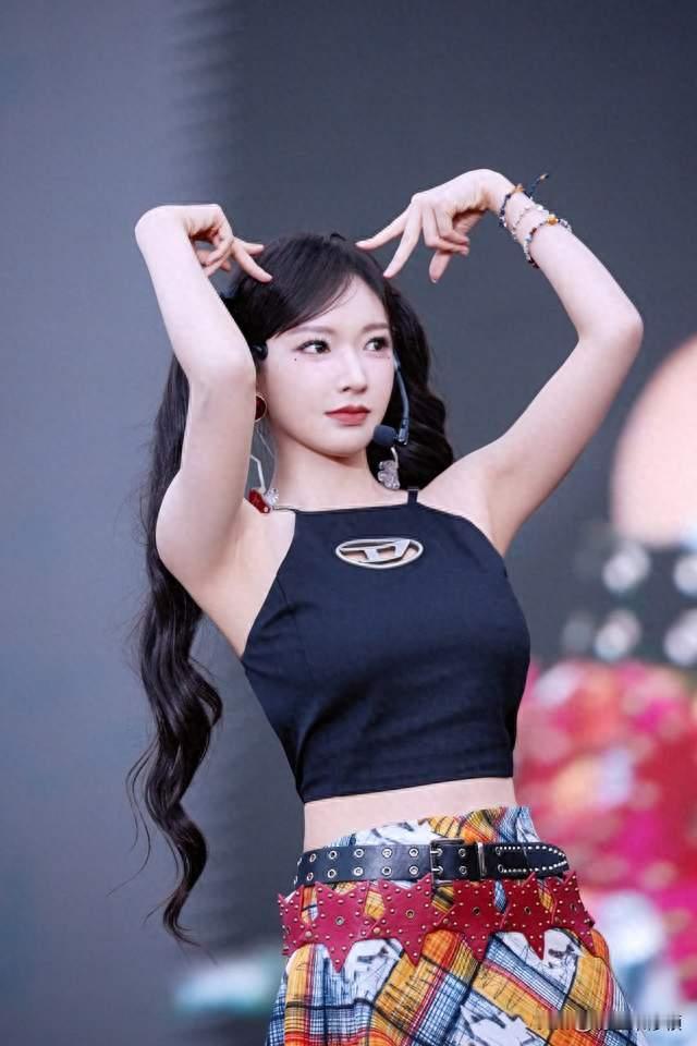 程潇生图元气满满！双马尾配露脐背心，甜辣少女感爆棚