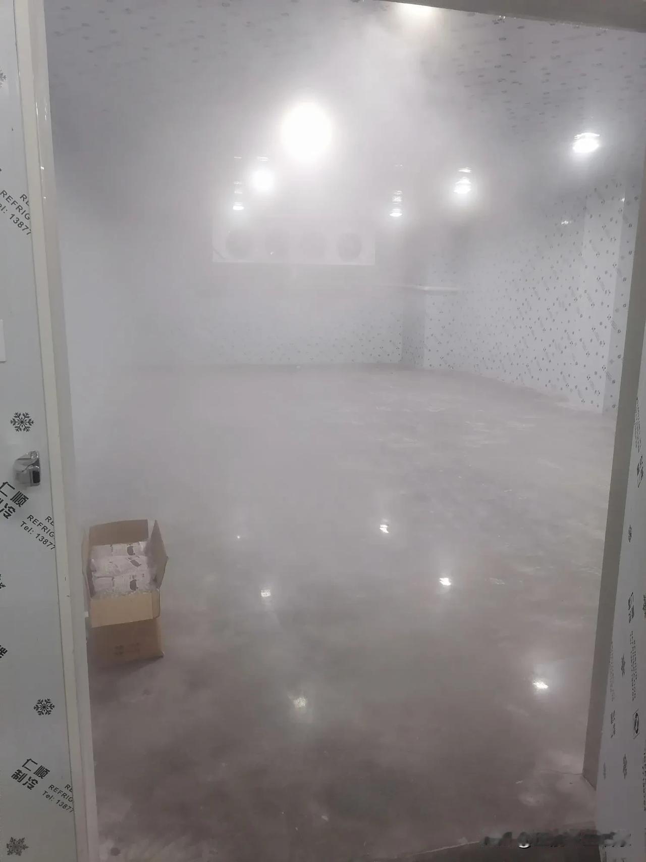 大家见过冷库像什么样吗？
有没有仙气飘飘，仙雾缭绕的感觉？
零下35度的冷库刚开