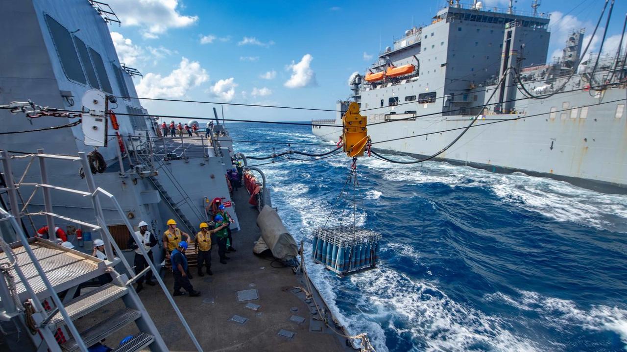 也门胡塞武装的一名高级官员警告说，如果美国总统唐纳德·特朗普继续他所说的阻碍和平