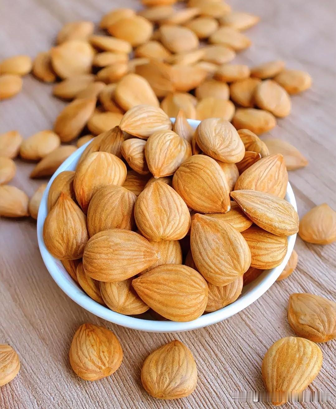 惊蛰后中老年人要控糖的4吃4不吃:

4吃:

1、原味巴旦木

2、芥菜

3