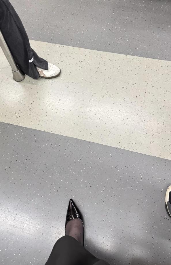 终于弄明白了
为什么穿高跟鞋的人越来越少了。不是女生不爱美了，也不是高跟鞋不好看