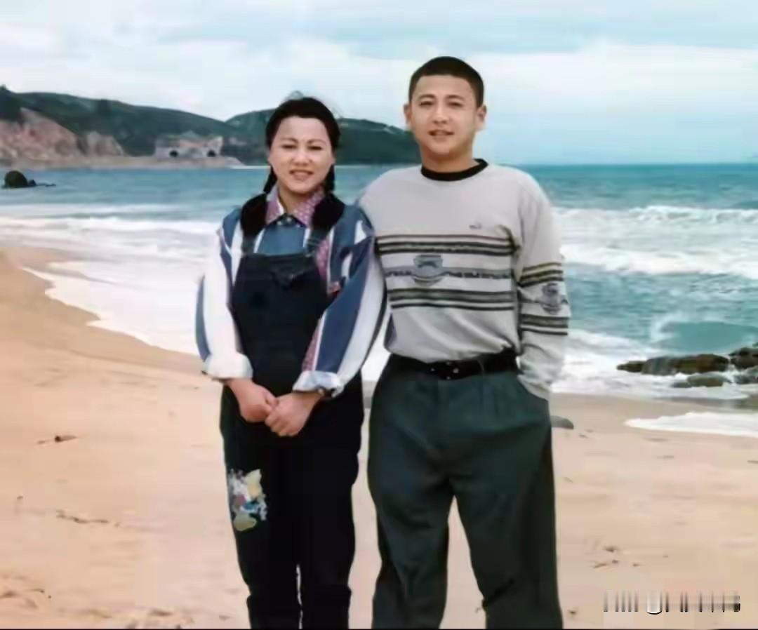 珍贵老照片，海空卫士王伟和妻子阮国琴结婚后在海南海边留影，向英雄致敬🫡🫡🫡