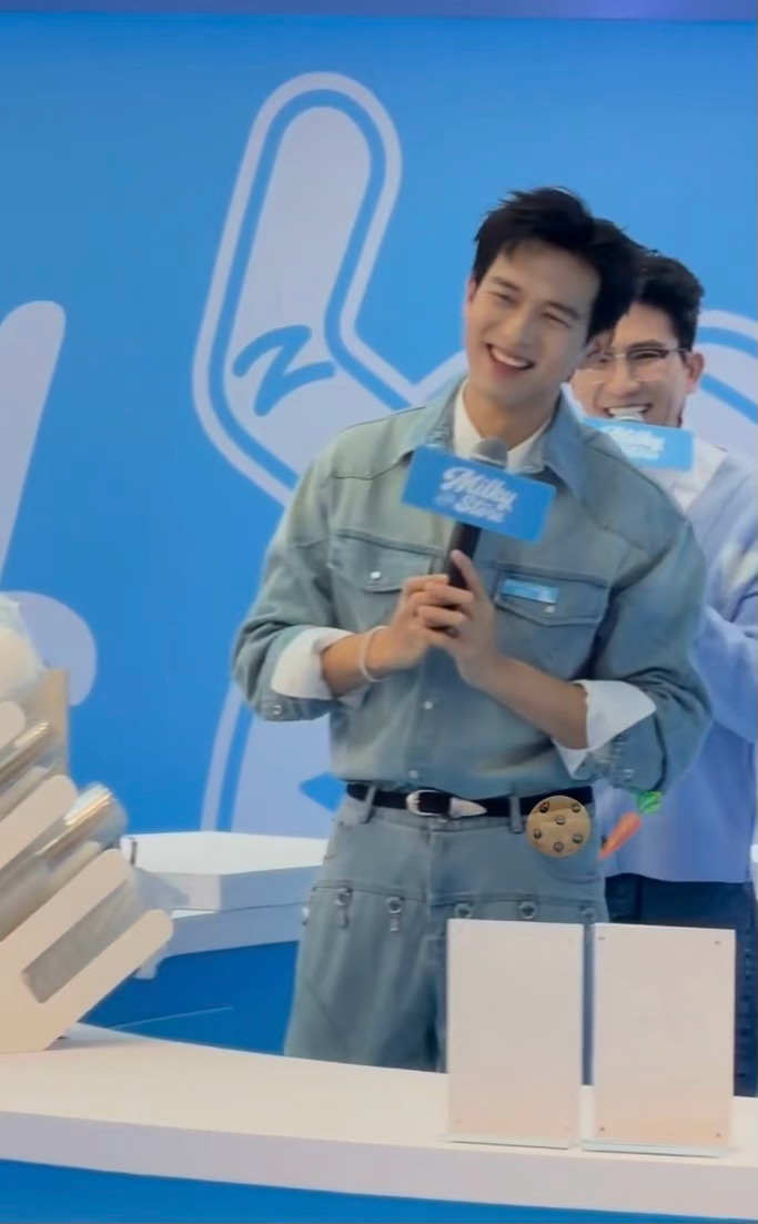 李现伊利北京活动路透，脸颊比心太可爱了