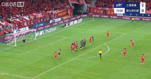 上海海港vs浙江队比赛第72分钟，维塔尔任意球直接破门！上海海港3-0浙江队，这