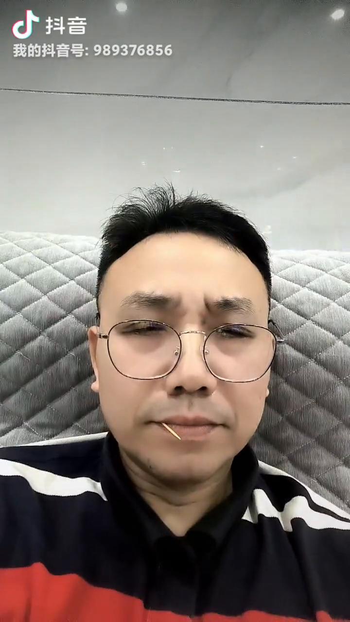 我以前就好靓仔，就是因为做事做得辛苦，钱又多，钱又少，又经常被老板欺负。