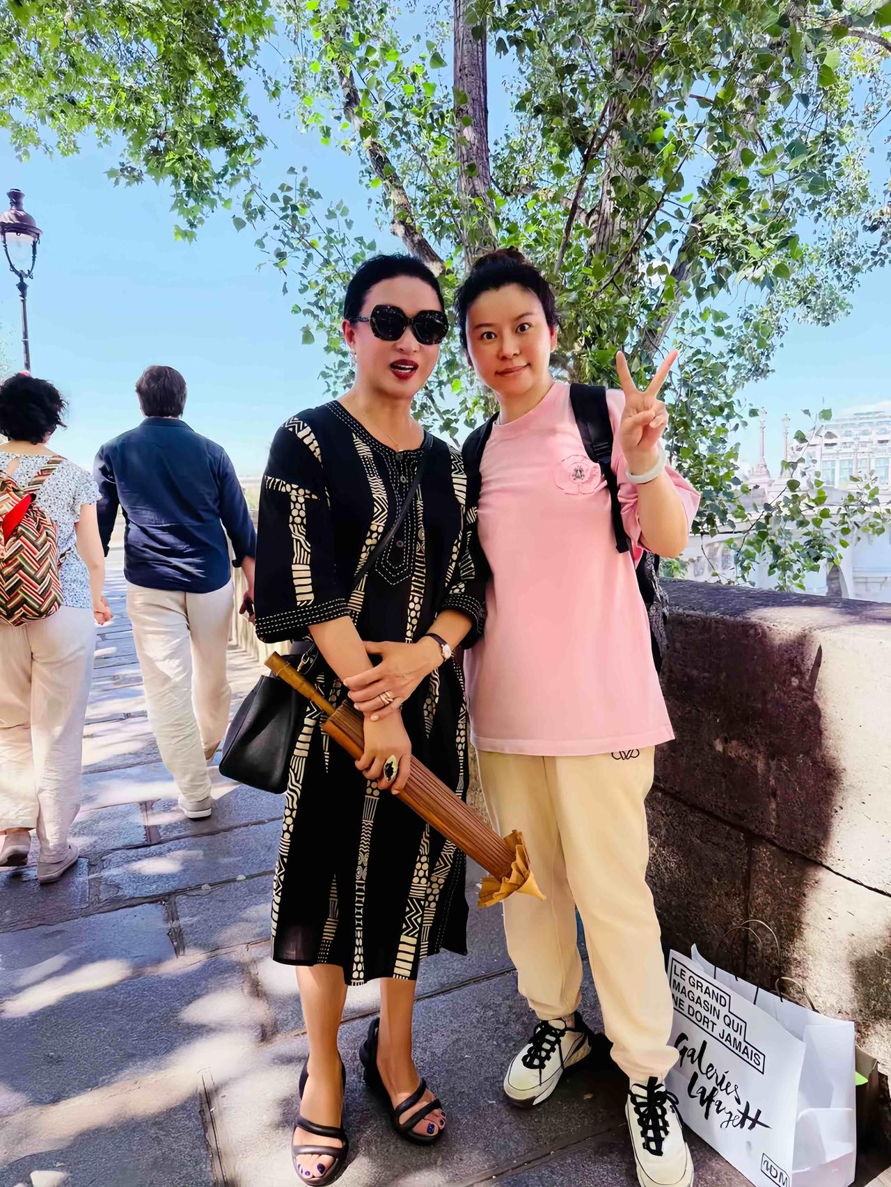 5月30日，有华人网友在巴黎街头偶遇金星，并与她合影留念。

金星与老公汉斯已经